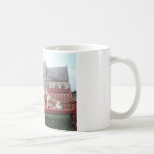 Mok met Basset Hound die een mooie kerk bezoeken