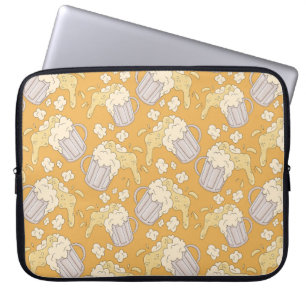 Mok met cartoon van bier naadloos. Alcohol dr Laptop Sleeve