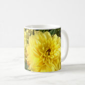 Mok met cluster van gele dahlias (Voorkant rechts)