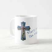 Mok met een kruis beschilderd met volkskunstbloeme (Voorkant links)