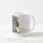 Mok met een schattige cavia die komkommer eet (Voorkant rechts)