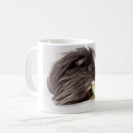 Mok met een schattige cavia die komkommer eet (Voorkant links)