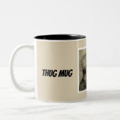 Mok met een Thug (Links)