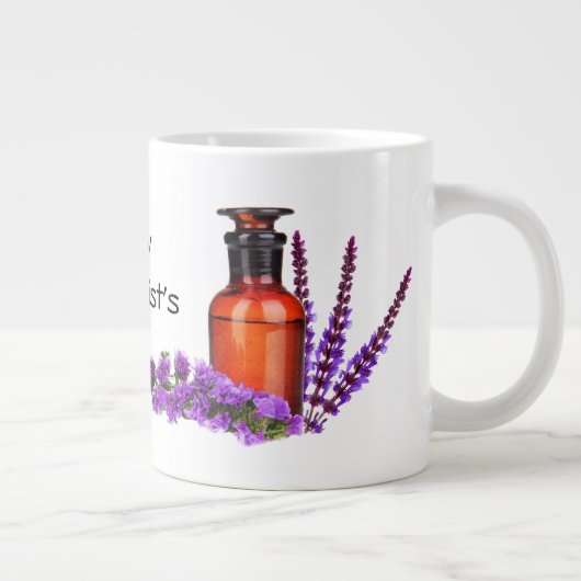 Mok met flesje en bloemen op de dag van de apothek (Rechts)