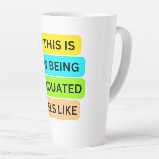 Mok met grote latte SO_THIS_IS_HOW_BEING_GRADUATED (Rechterhoek)