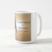 Mok met het citaat: "Onafhankelijkheid is geluk." (Voorkant rechts)