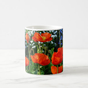 Mok met kleurrijke bloemen