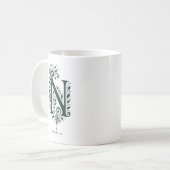 Mok met linocut botanische letter N en naam (Voorkant links)