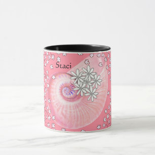 Mok met madeliefjes en schelp in roze