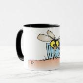 Mok met mug die een arm bijt (Voorkant links)