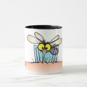 Mok met mug die een arm bijt