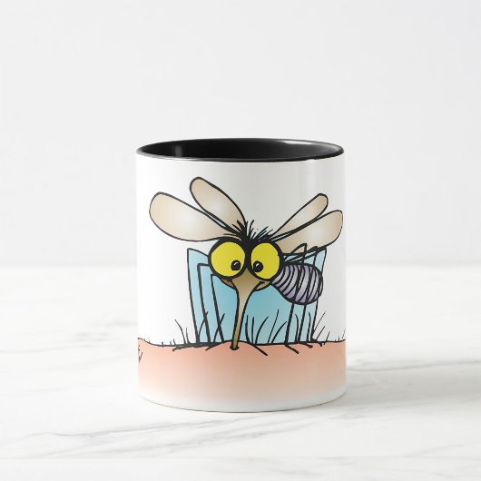 Mok met mug die een arm bijt