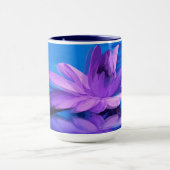 Mok met Paars water Lily op blauw (Midden)