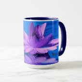 Mok met Paars water Lily op blauw (Voorkant rechts)
