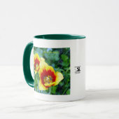 Mok met plendiflorische wit - gele/rode tulp (Voorkant links)