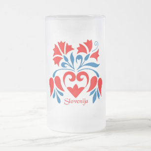 Mok met Sloveense motif in nationale kleuren