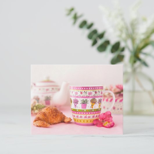 Mok met thee, croissant en ventilator briefkaart (Staand voorkant)