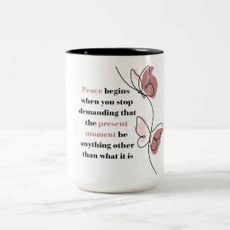Mok met vlinderquote 'Vrede begint in het huidige