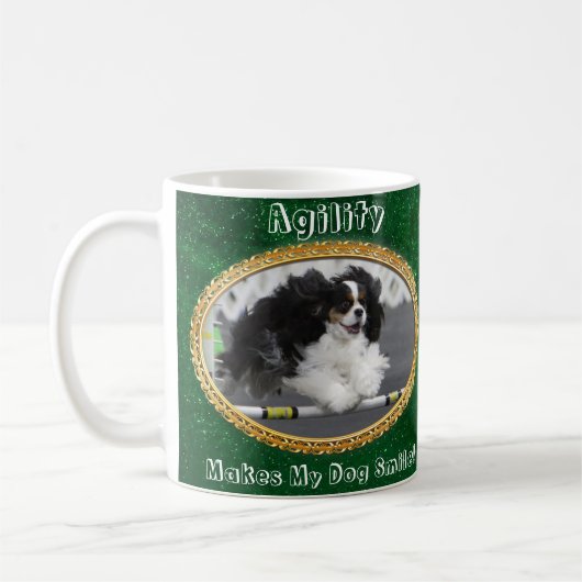 Mok met vrolijke Cavalier Agility-hond (Links)