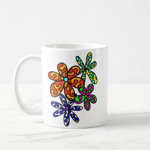 Mok met vrolijke gekleurde bloemen, hippie