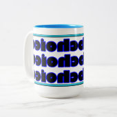 Mok met zes-op-een-met-twee-toon koffie (Voorkant links)