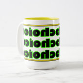 Mok met zes-op-een-met-twee-toon koffie (Voorkant links)