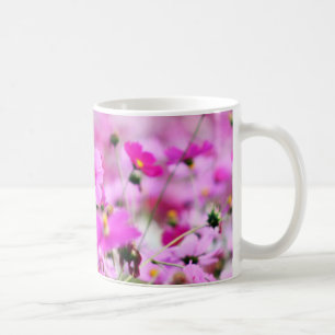 Mok met zoete roze bloem
