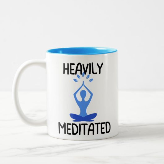 Mok met zwaar gemedieerde koffie (Links)