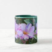 Mok over lavendel paarse bloemen (Midden)