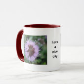 Mok paarse bloem met zwarte tekst: een fijne dag (Voorkant links)