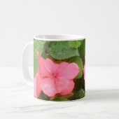 Mok roze impatiens Flowers (Voorkant links)