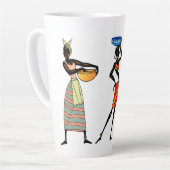 Mok van Afrikaanse vrouwelijke latte (Linkerhoek)