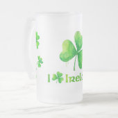 Mok van bier met aquarelle shamrocks (Voorkant links)