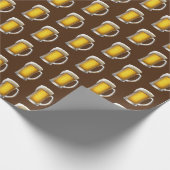 Mok van bier op bruin cadeaupapier (Hoek)