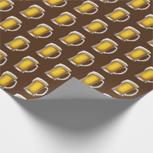 Mok van bier op bruin cadeaupapier (Hoek)