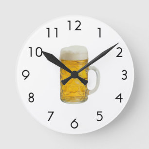 Mok van bier ronde klok