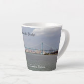 Mok van de brug van ambassadeur latte (Rechterhoek)