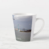 Mok van de brug van ambassadeur latte (Rechts)