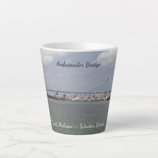 Mok van de brug van ambassadeur latte (Voorkant)