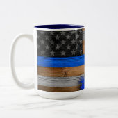 Mok van de houten plank met een dun blauwe lijn (Links)