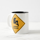 Mok van de Mermaid Crossing Sign (Voorkant links)
