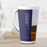 Mok van de speciale huwelijksfoto van Navy Blue La<br><div class="desc">Savor uw ochtendkoffie of thee met deze stijlvolle en gepersonaliseerde Navy Blue Latte Mok. Met je favoriete trouwfoto met je namen in een modern sans serif lettertype op een marinesblauwe banner, is deze laatste mok perfect voor je dagelijkse beker van joe of je geeft als een doordacht bruiloft of verjaardagscadeau....</div>