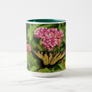 Mok van de vlinder met modebloemen