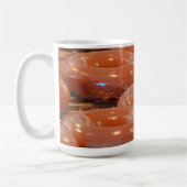 mok van geglazuurde donuts (Links)