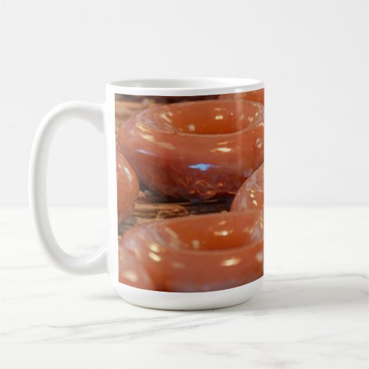 mok van geglazuurde donuts (Links)