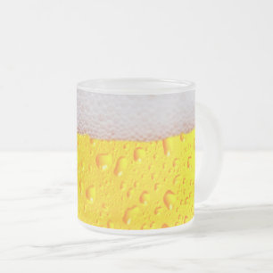 Mok van gekookte bier en suikersoorten