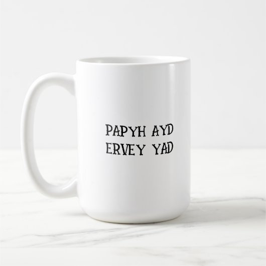 Mok van gekramde letters met petten taart (Links)