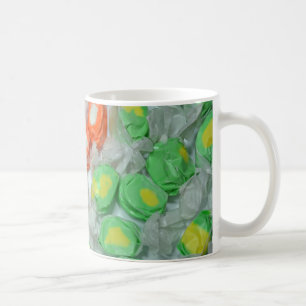Mok van groene en oranje koffiekoffie