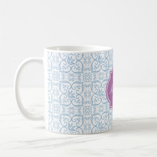 Mok van het plateaublauw Damask-Monogram (Links)
