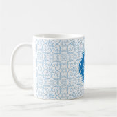 Mok van het plateaublauw Damask-Monogram (Links)